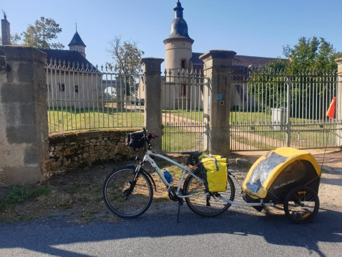 J9 Le château d'Agonges à 8 km de la roulotte